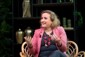 Trainer docent Miriam van Kreij spreekt op congres
